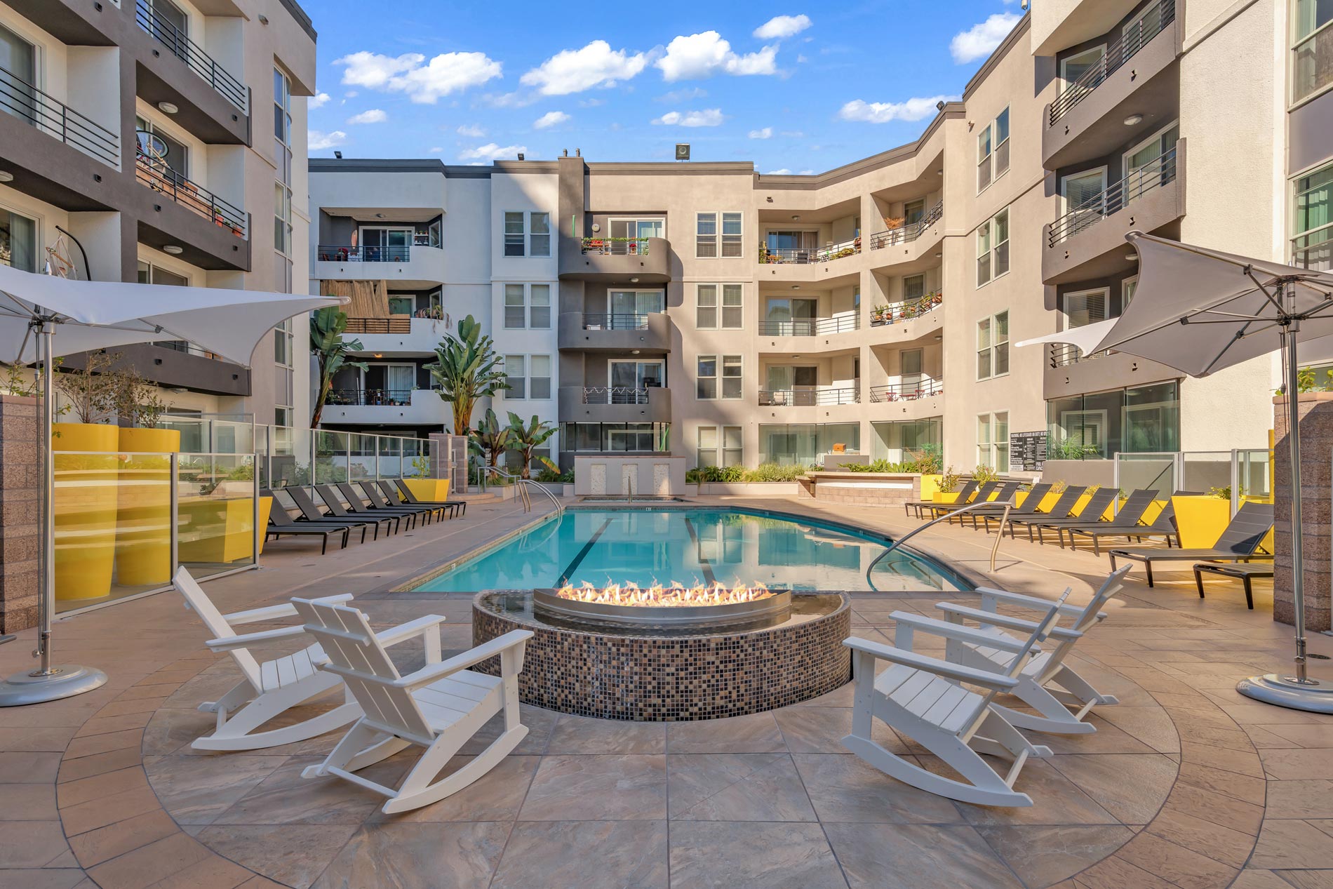 Balcony 1BR with Workspace - Gallery Image