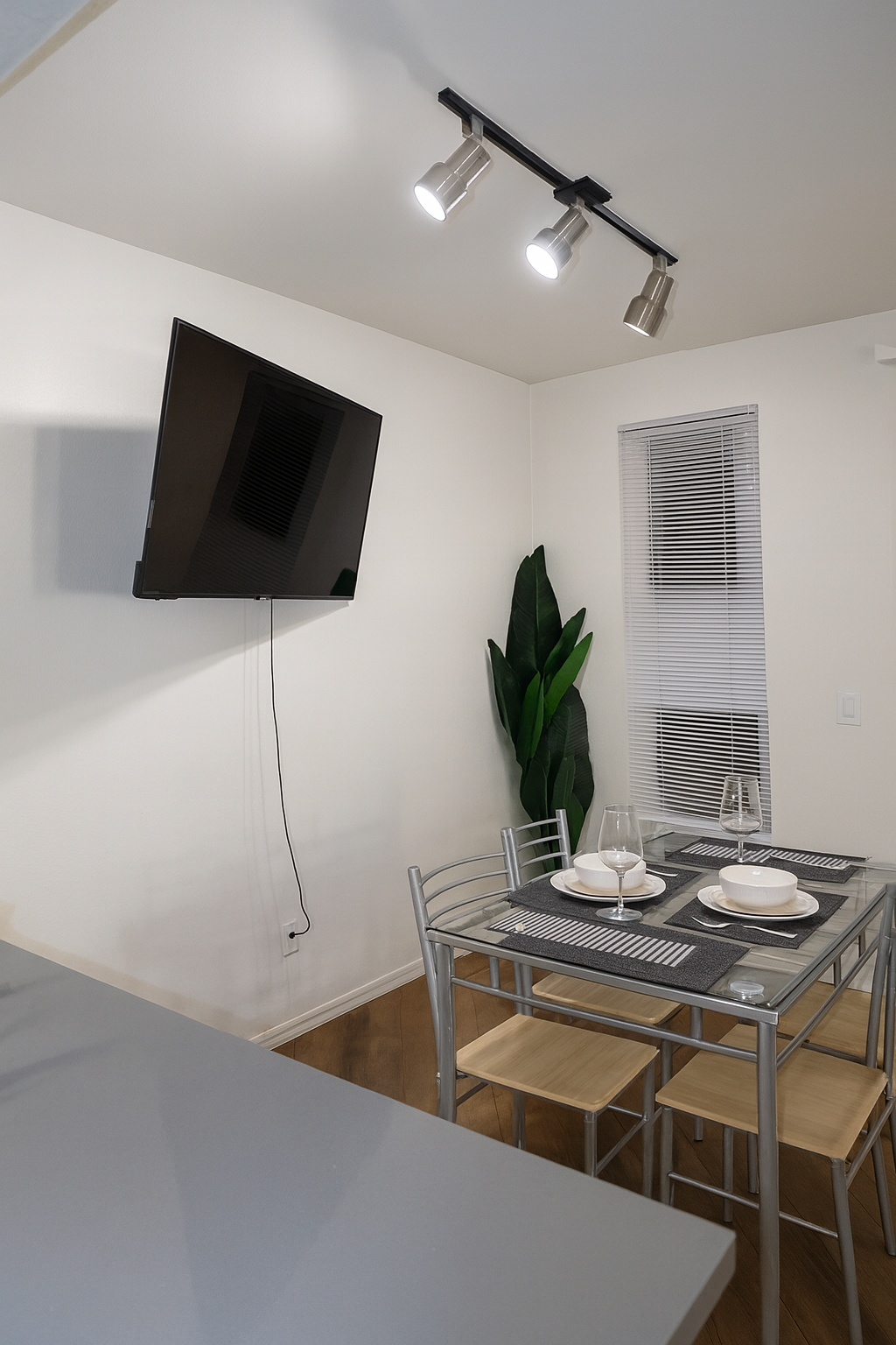 Coastal 1BR Near the Marina - Gallery Image